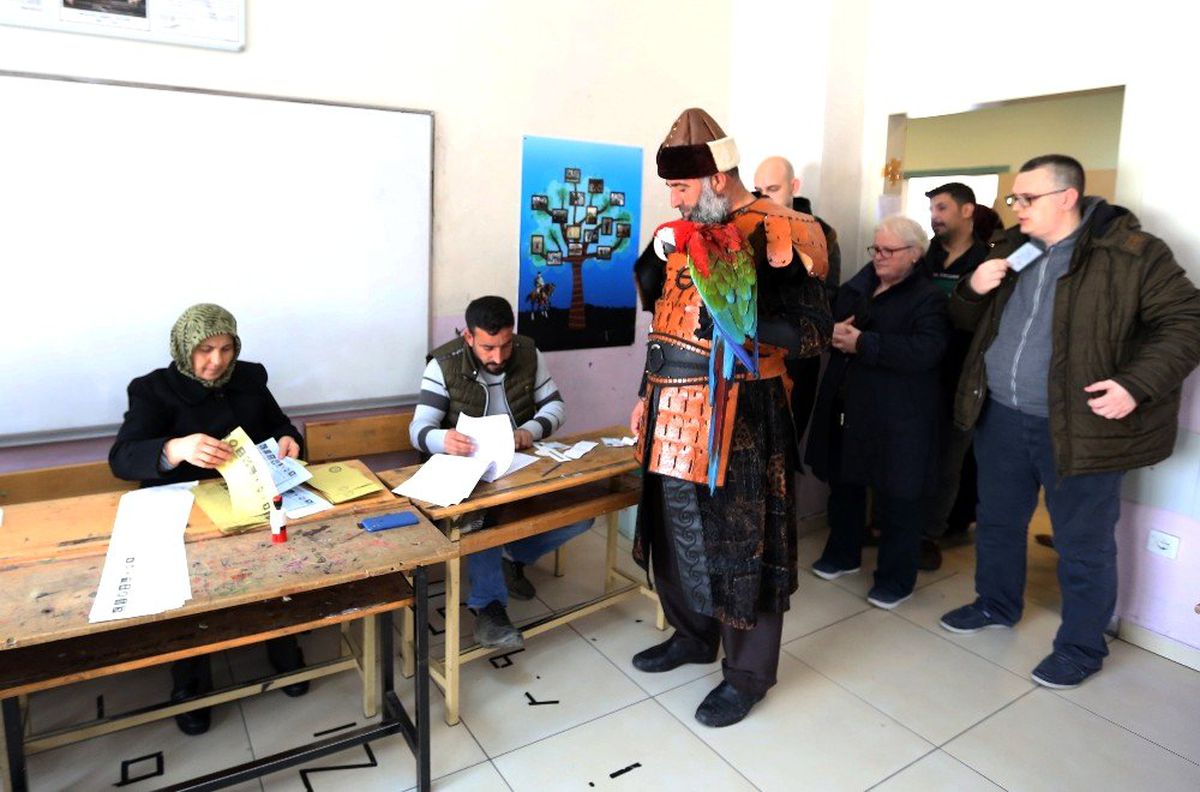 Diriliş Ertuğrul\'dan Etkilendi Papağanıyla Oy Vermeye Geldi