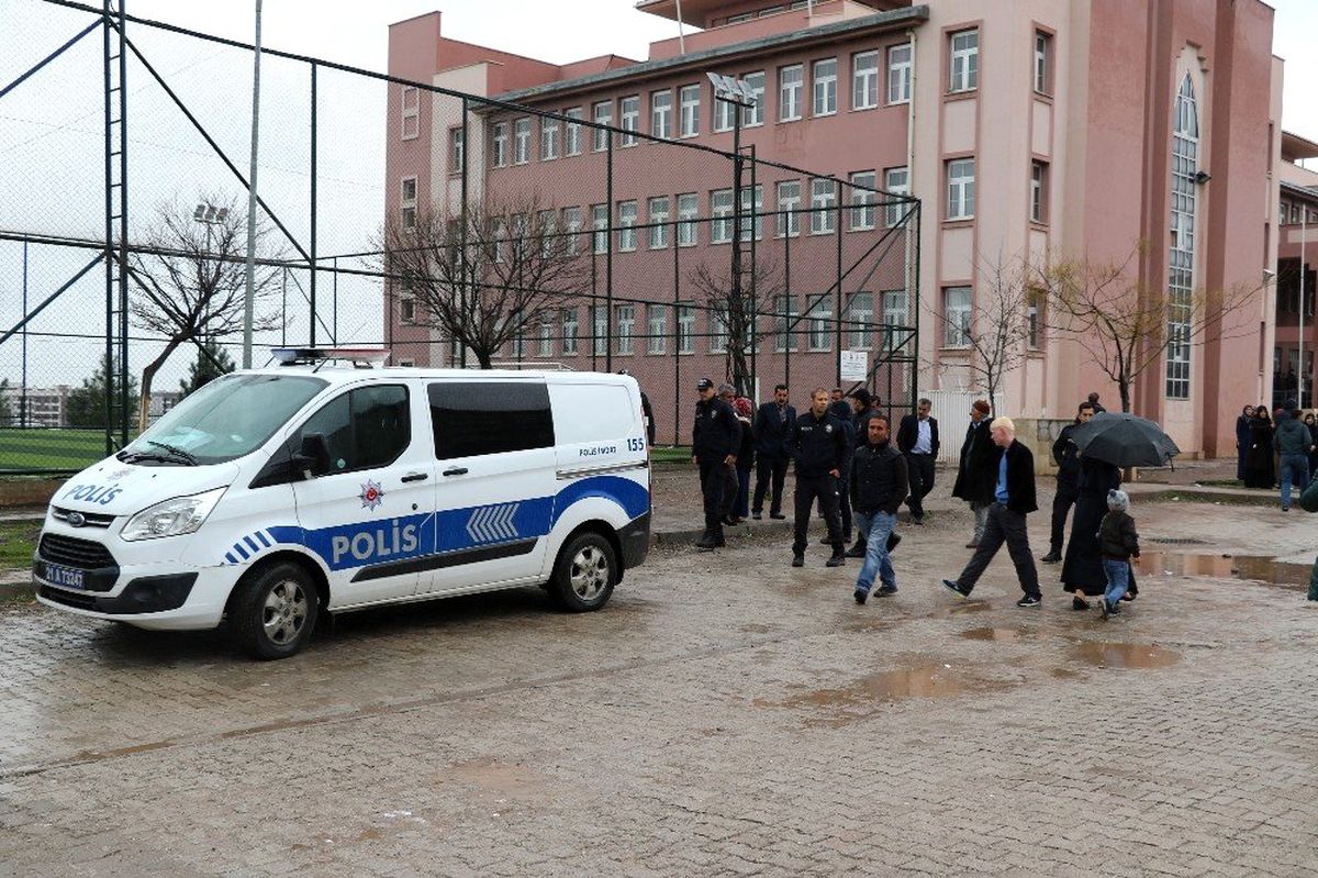 Diyarbakır\'da Muhtar Adayları Arasında Kavga: 2 Yaralı