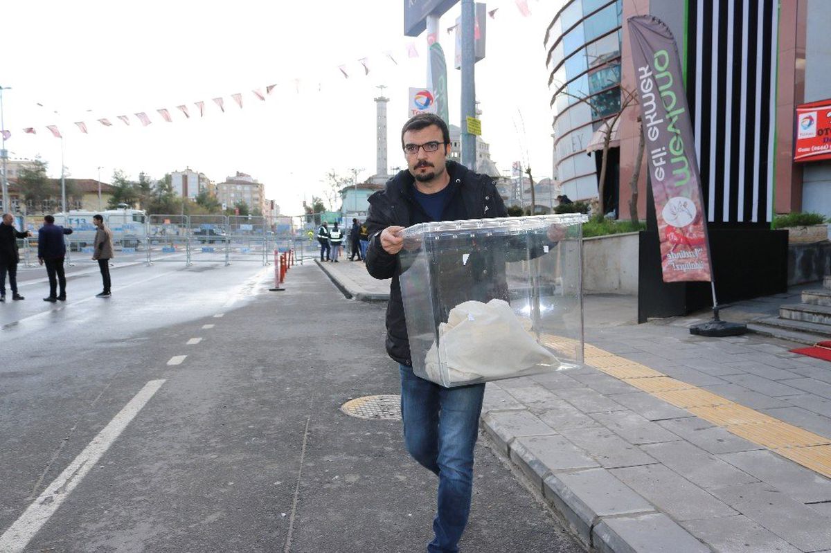 Diyarbakır\'da Oy Torbaları Gelmeye Başladı