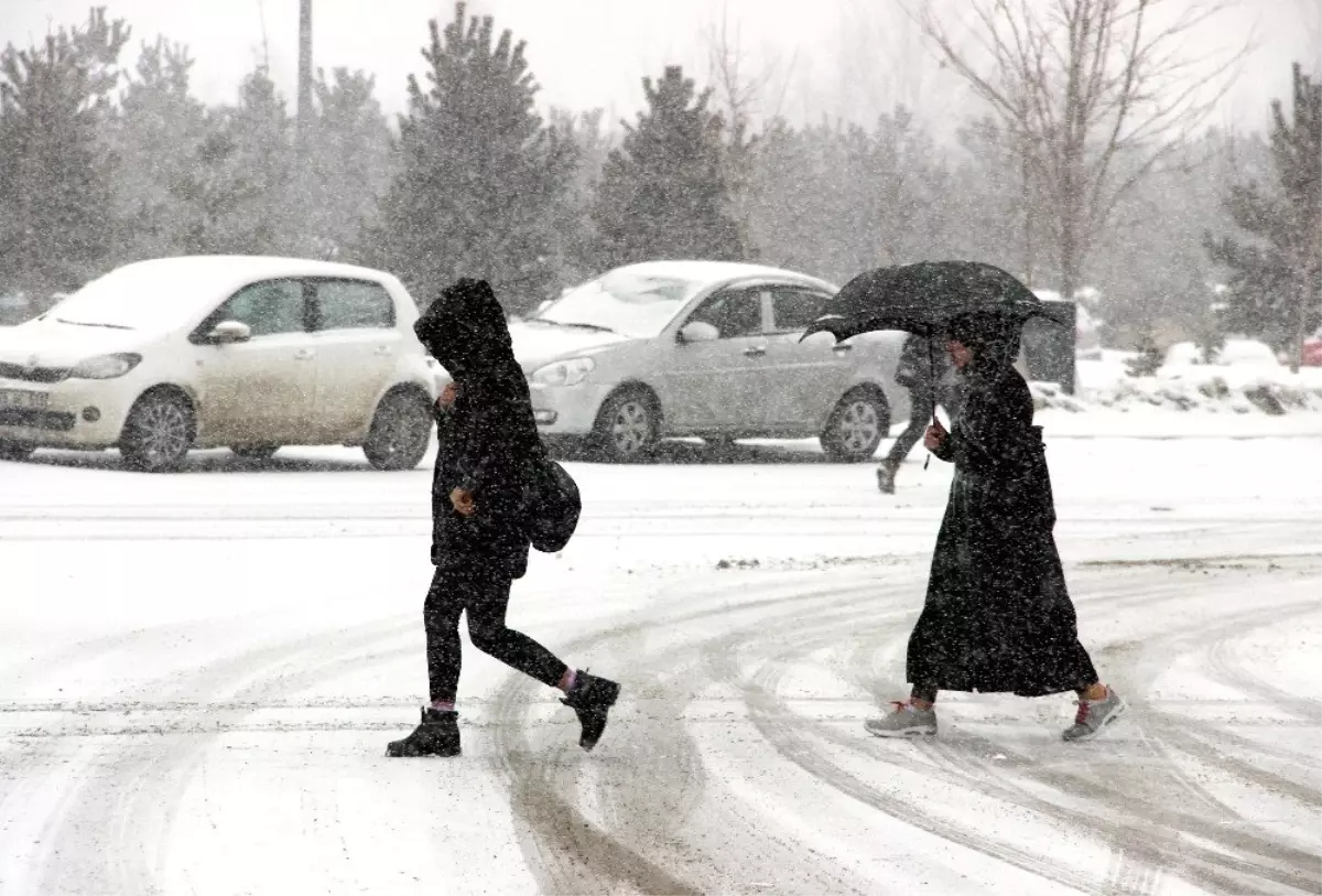 Doğu\'da Vatandaşlar Sandığa Kar Yağışı Altında Gitti