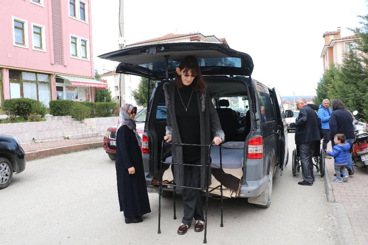 Dünyanın En Uzun Genç Kızı Oyunu Kullandı