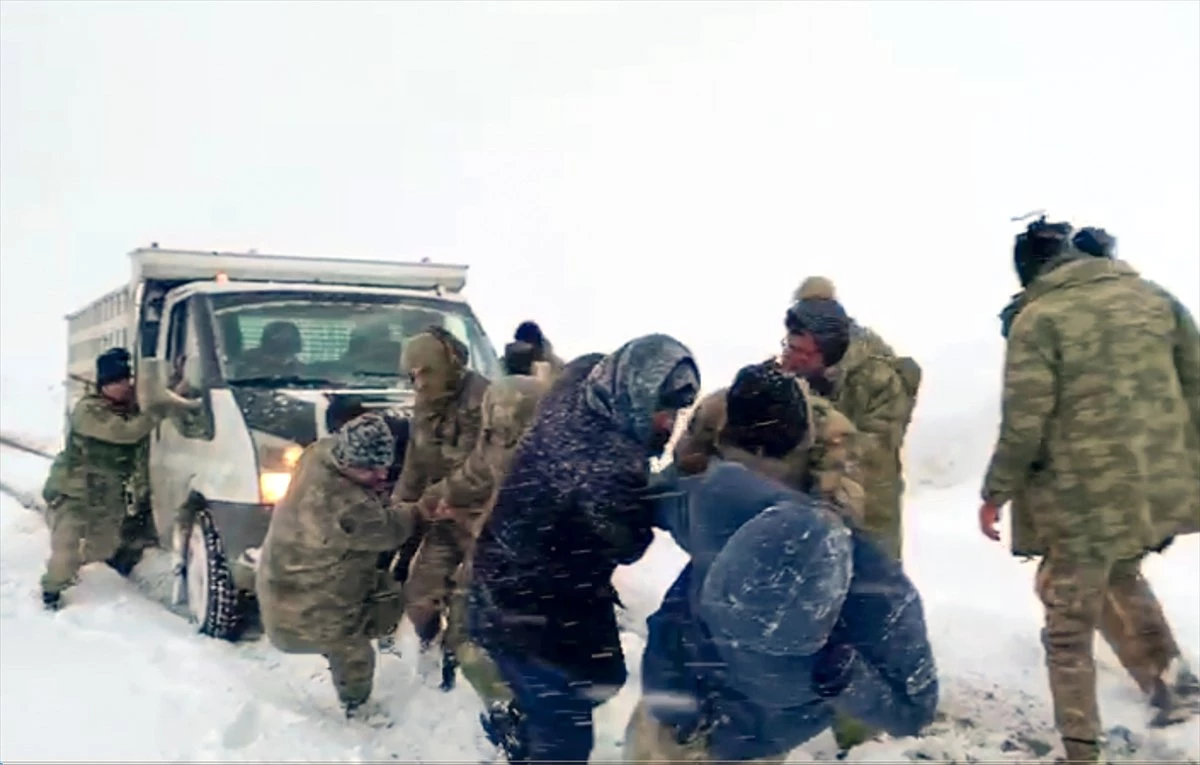 Ekipler Kar ve Tipide Vatandaşları Seçim Merkezlerine Ulaştırdı