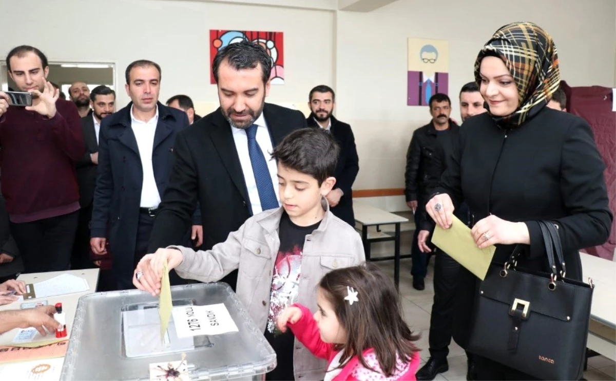 Elazığ\'da AK Parti ve MHP\'li Başkan Adayları Oylarını Kullandı