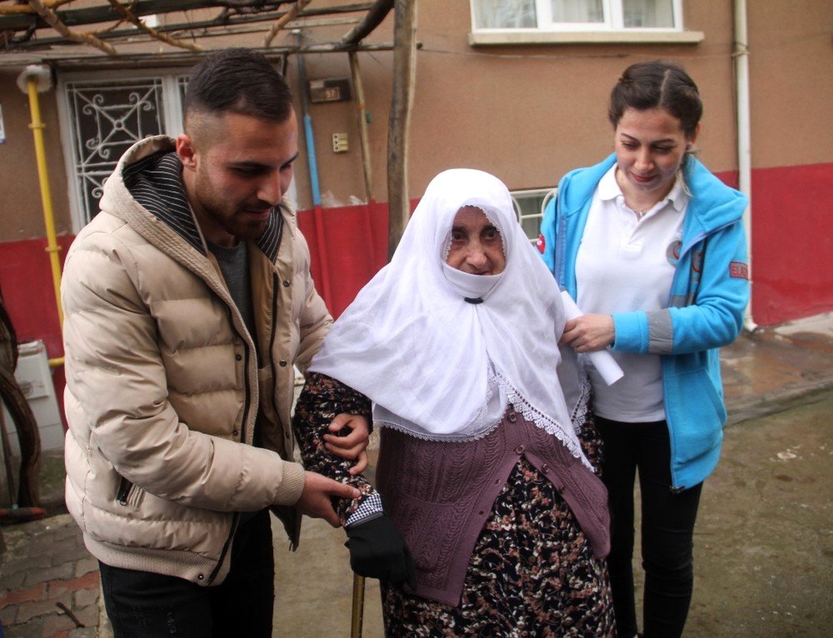 Elazığ\'da Hasta ve Engelliler Sandığa Taşındı