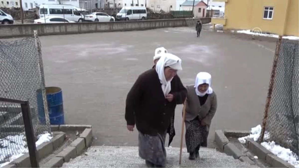 Erciş İlçesindeki Kırgız Türkleri Yöresel Kıyafetlerle Oy Kullandı