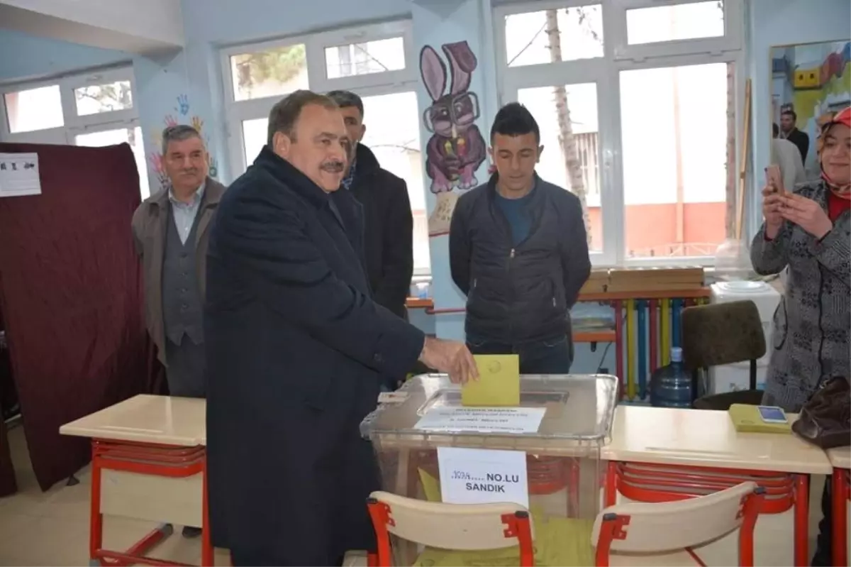 Eski Bakan Eroğlu\'nun Sandığında AK Parti Birinci Çıktı