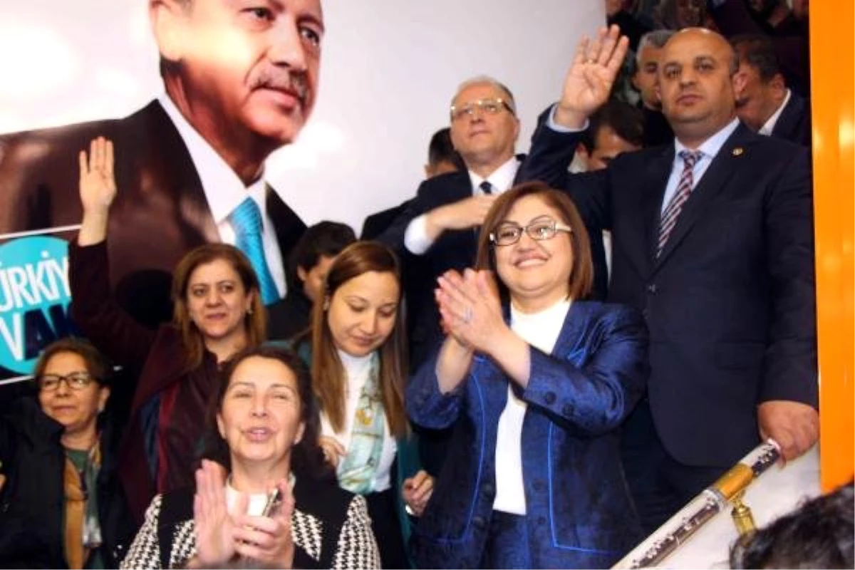 Gaziantep\'te AK Parti\'liler Davullu Zurnalı Kutlama Yaptı
