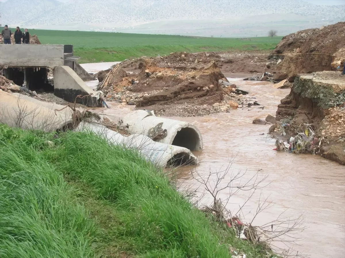 Gaziantep\'te Sele Kapılan Araçtaki 2 Kişi Kayboldu