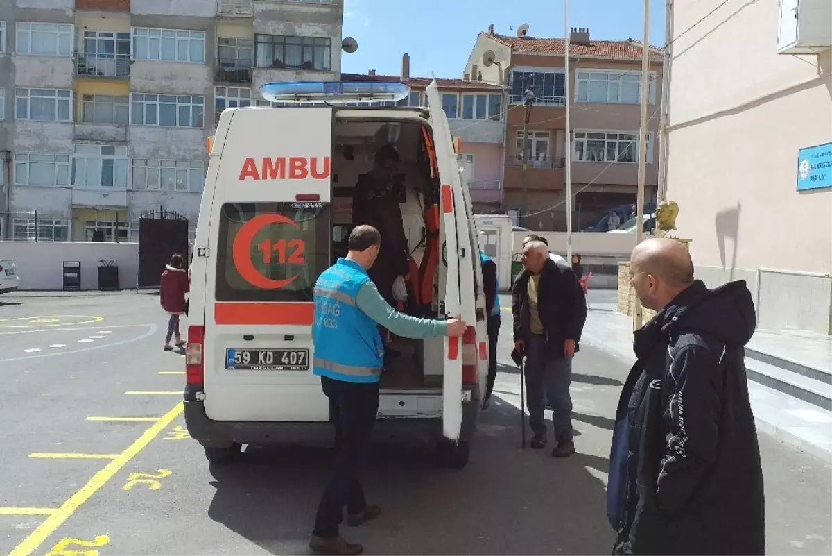 Hastalar Sandıklara Ambulansla Taşınıyor