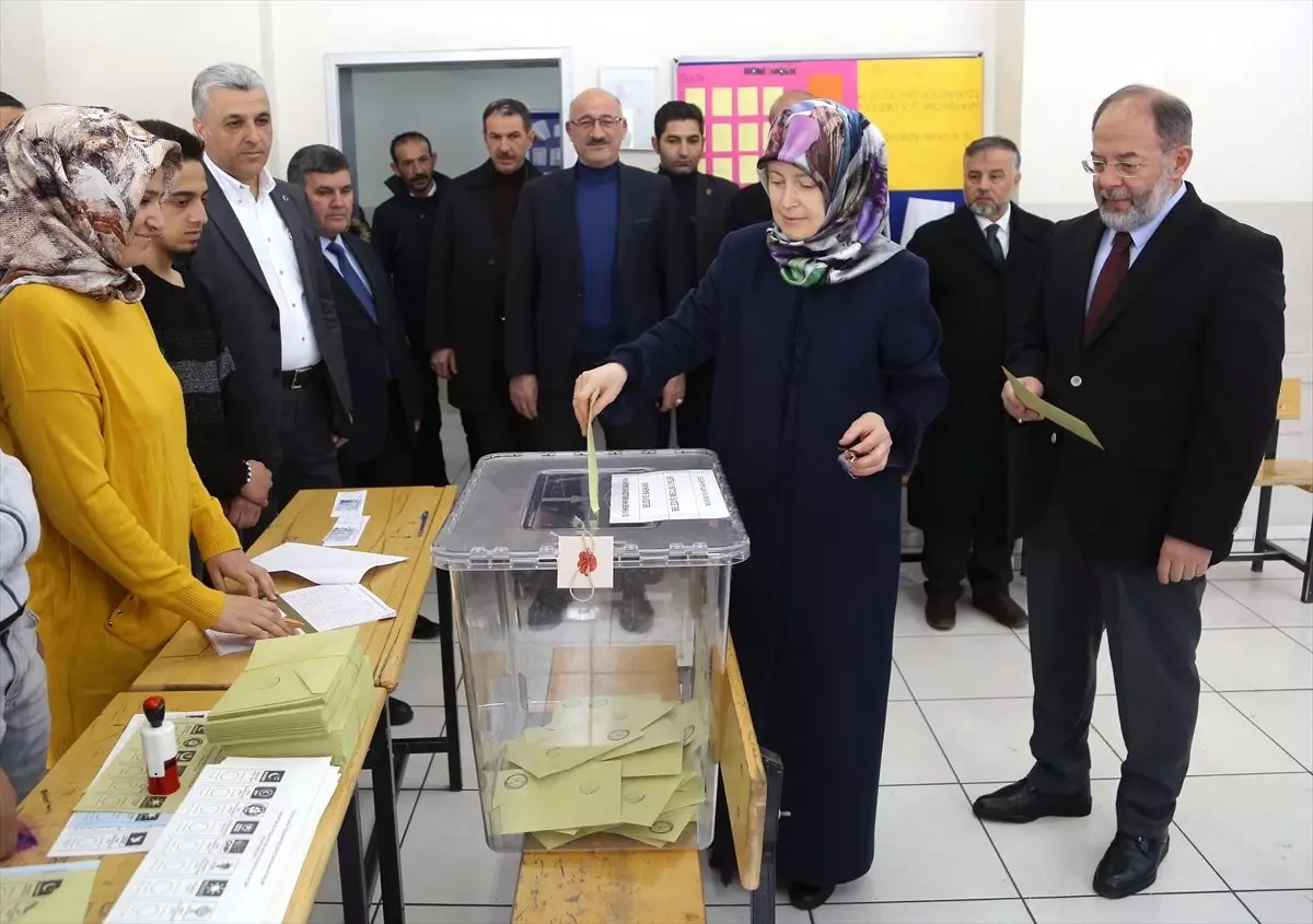 Herkes Demokratik Hakkını Kullanmak İçin Sandığa Koşuyor"