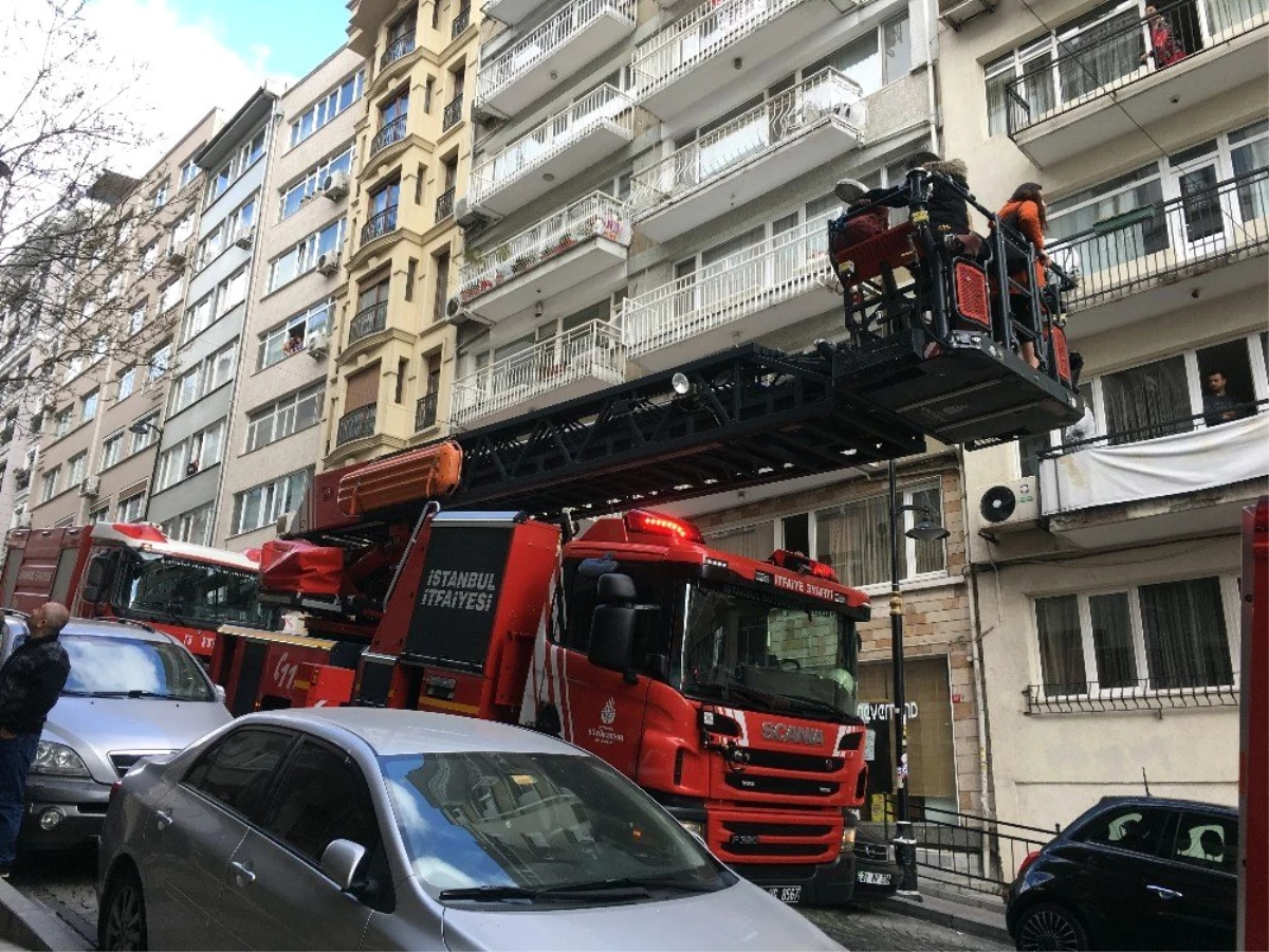 İstanbul\'un Ünlü Semtinde Yangın Paniği