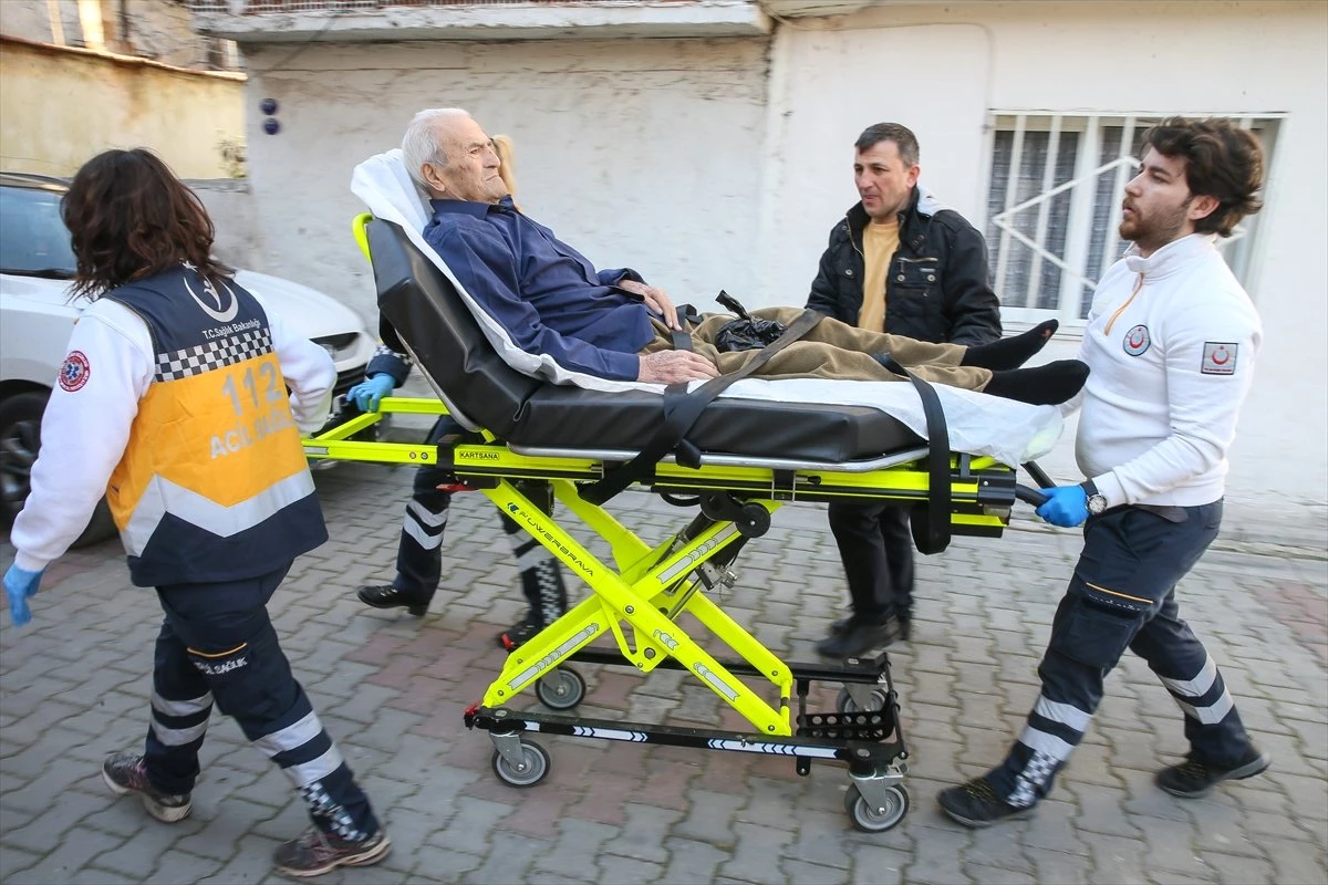 İzmir\'de Hastalar Oy Kullanmaya Ambulansla Götürüldü
