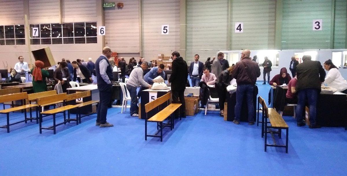 İzmir\'de Oylar Seçim Kurullarına Gelmeye Başladı