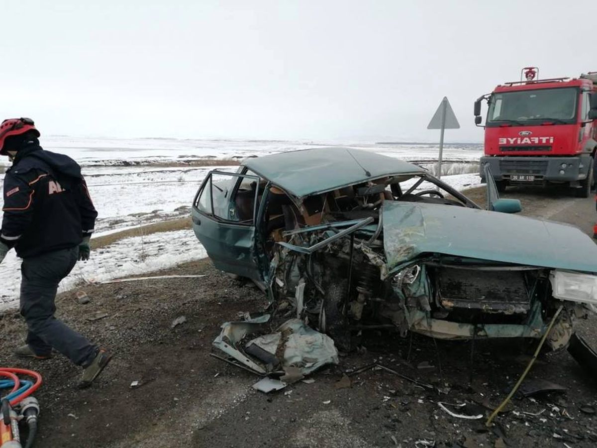 Kars\'ta Trafik Kazası: 2 Ölü, 3 Yaralı