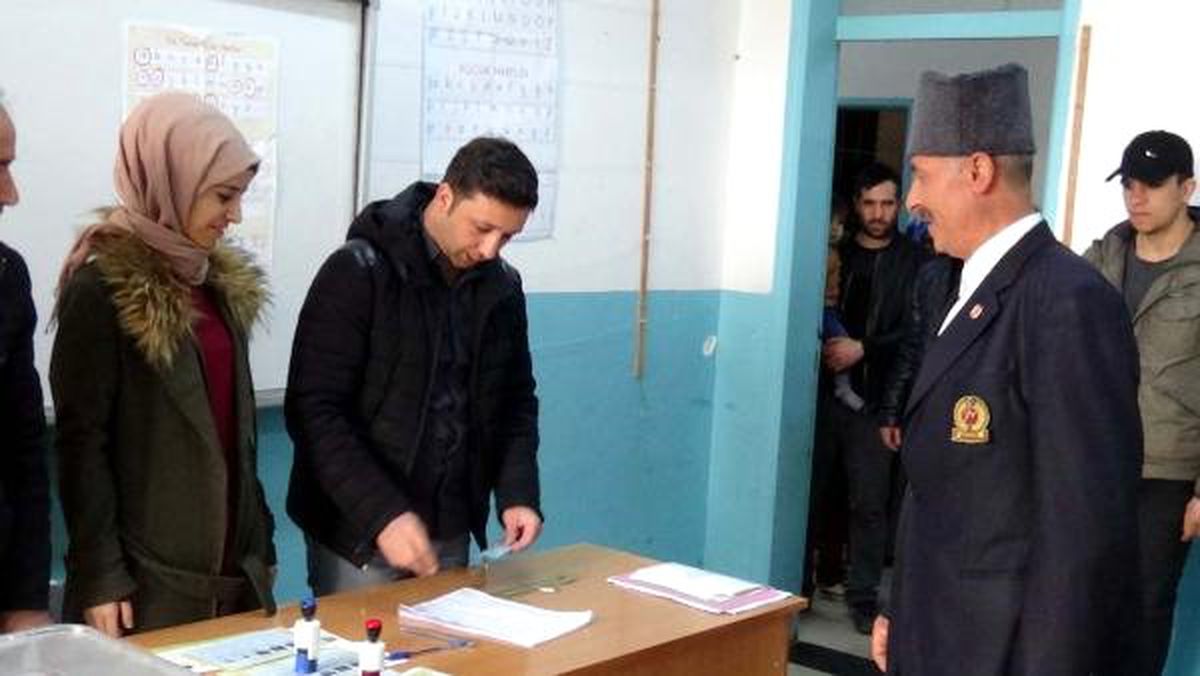 Kıbrıs Gazisi Üniformasını Giyip Oy Kullandı
