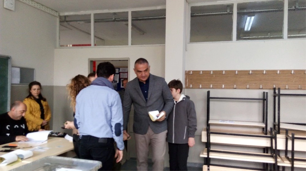 Kültür ve Turizm Bakanı Ersoy, Oğullarıyla Birlikte Oy Kullandı
