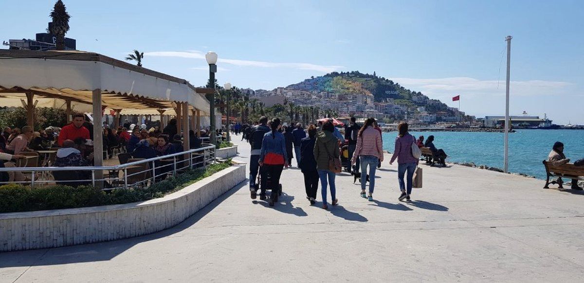 Kuşadası\'nda Oy Kullanan Soluğu Sahilde Aldı