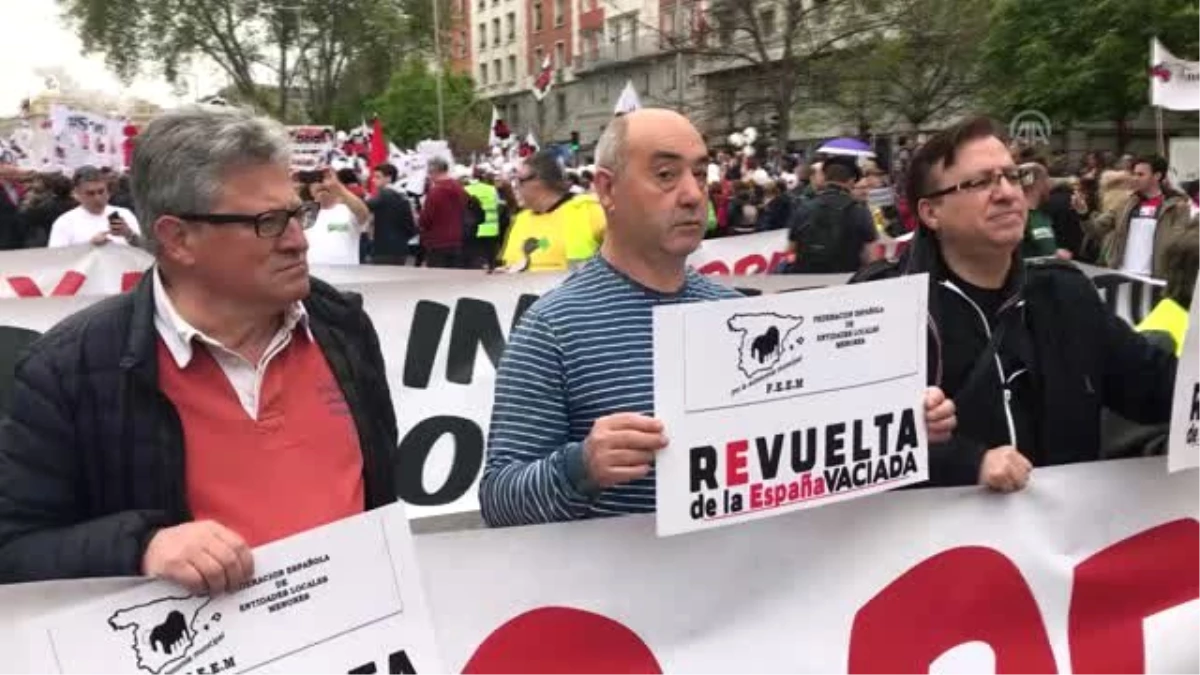 Madrid\'de "Büyük Şehirlere Göçe" Karşı Gösteri