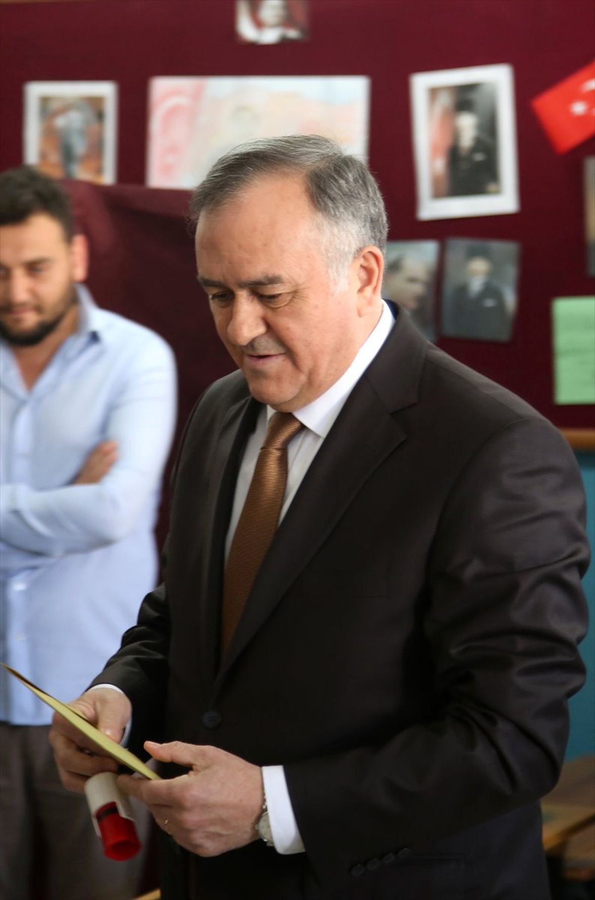 MHP Grup Başkavekili Erkan Akçay, Oyunu Kullandı