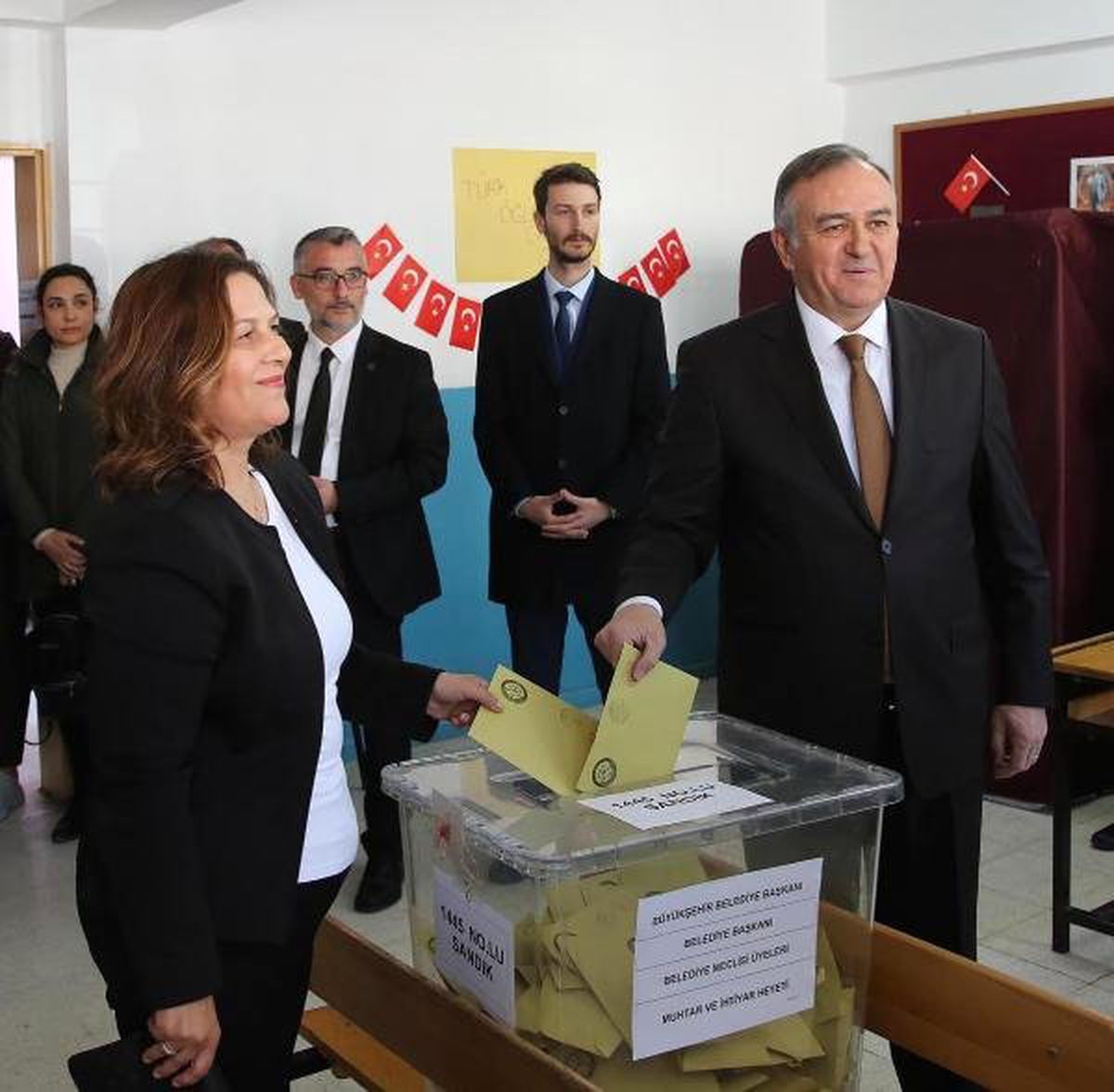 MHP\'li Akçay Oyunu Manisa\'da Kullandı