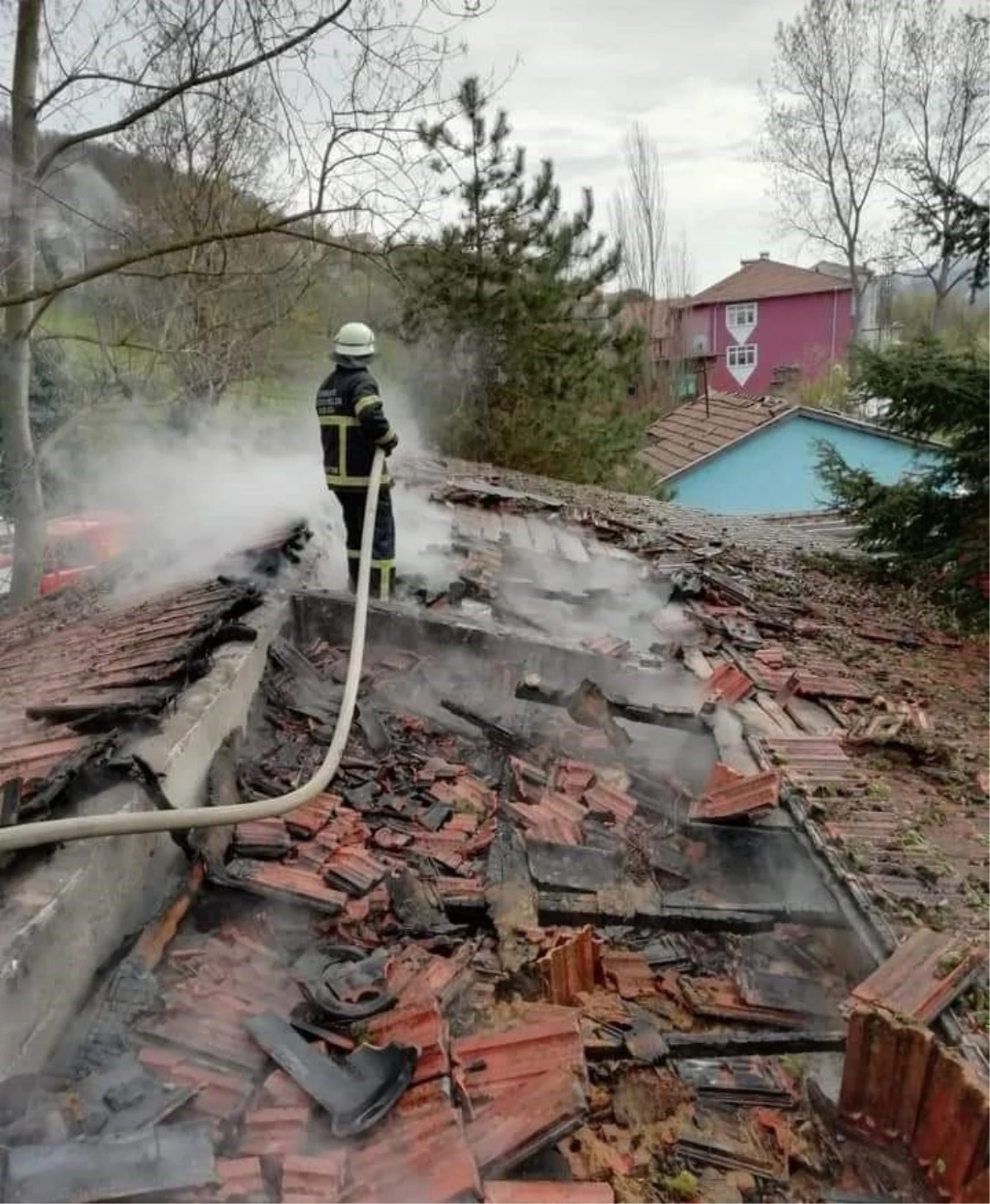 Okulda Yangın Çıktı, Oy Kullanımı Bahçede Sürüyor