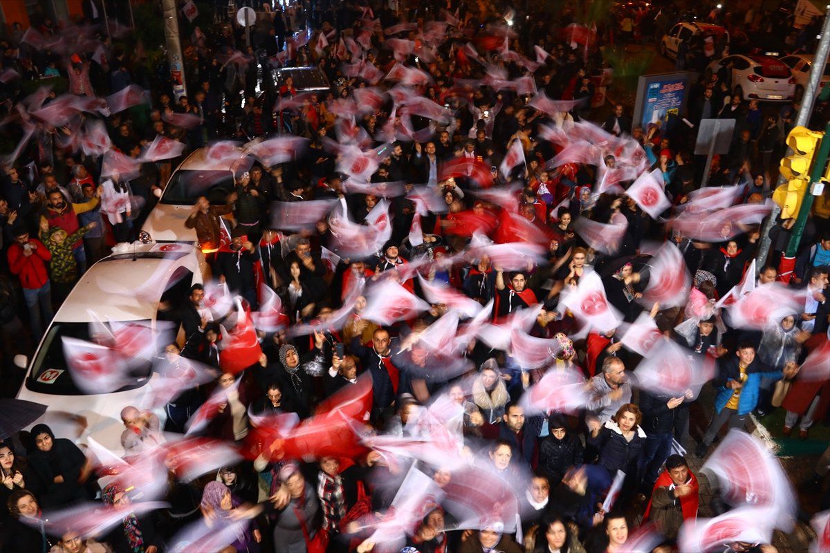 Osmaniye\'de Seçim Kutlaması