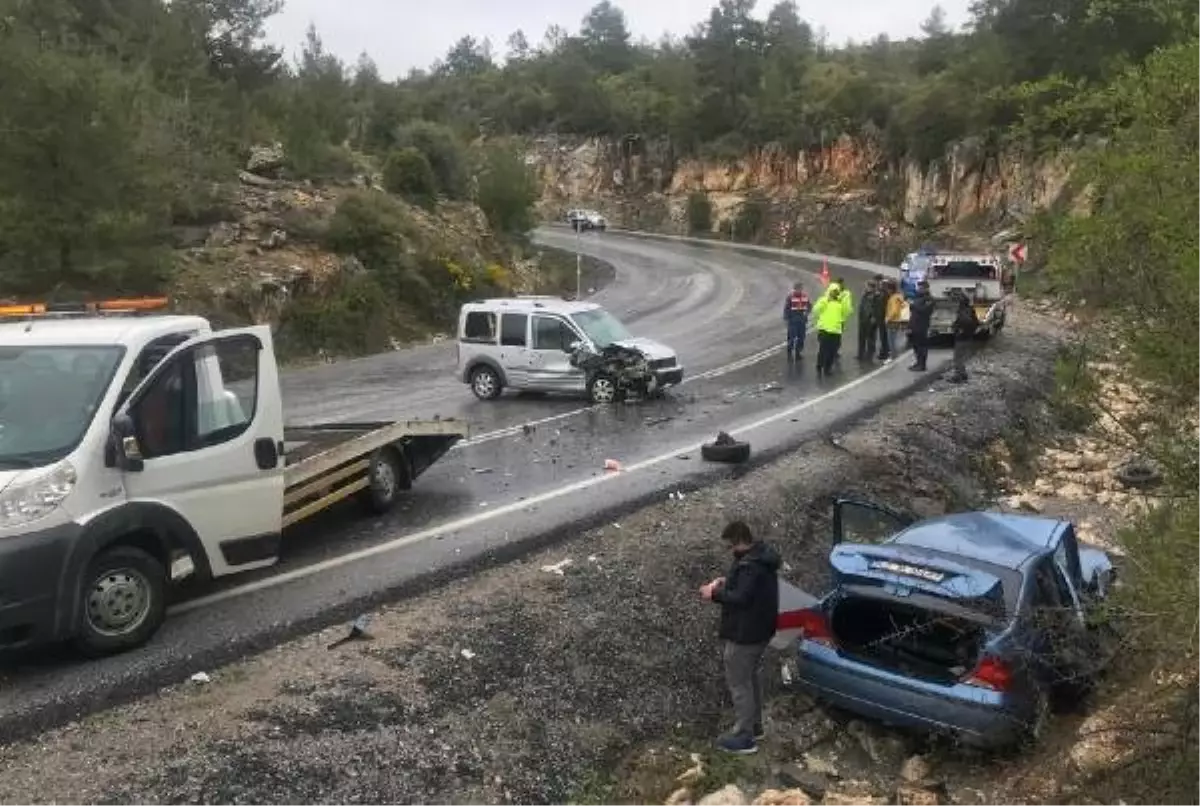 Otomobil ile Hafif Ticari Araç Çarpıştı: 5 Yaralı