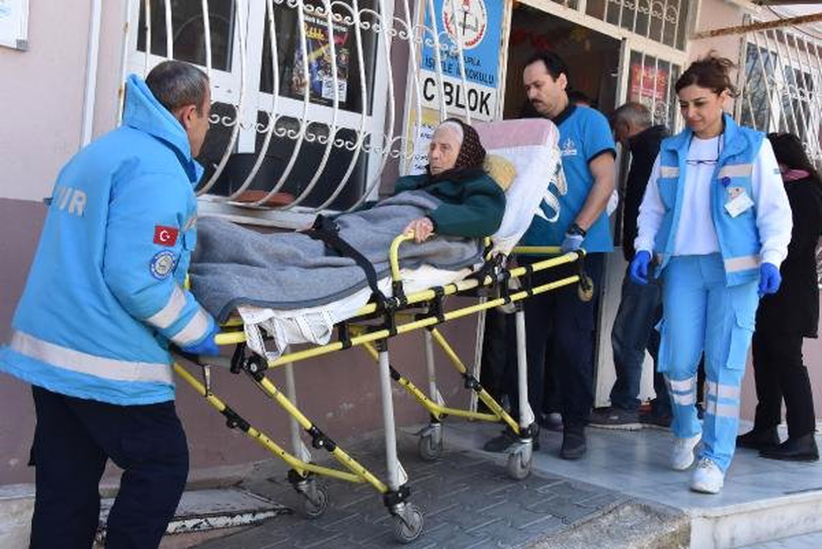 Oy Vermeye Sedye ile Gitti, Sağlık Görevlilerine Dua Etti