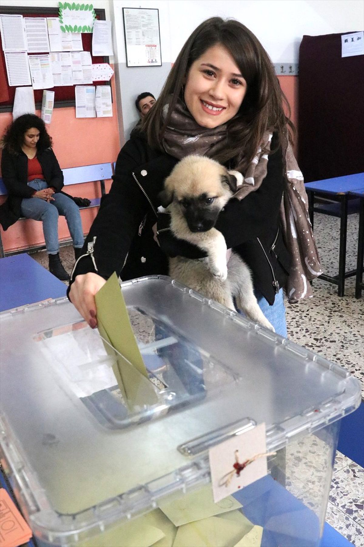 Oyunu Yavru Köpeği "Bücür" ile Kullandı