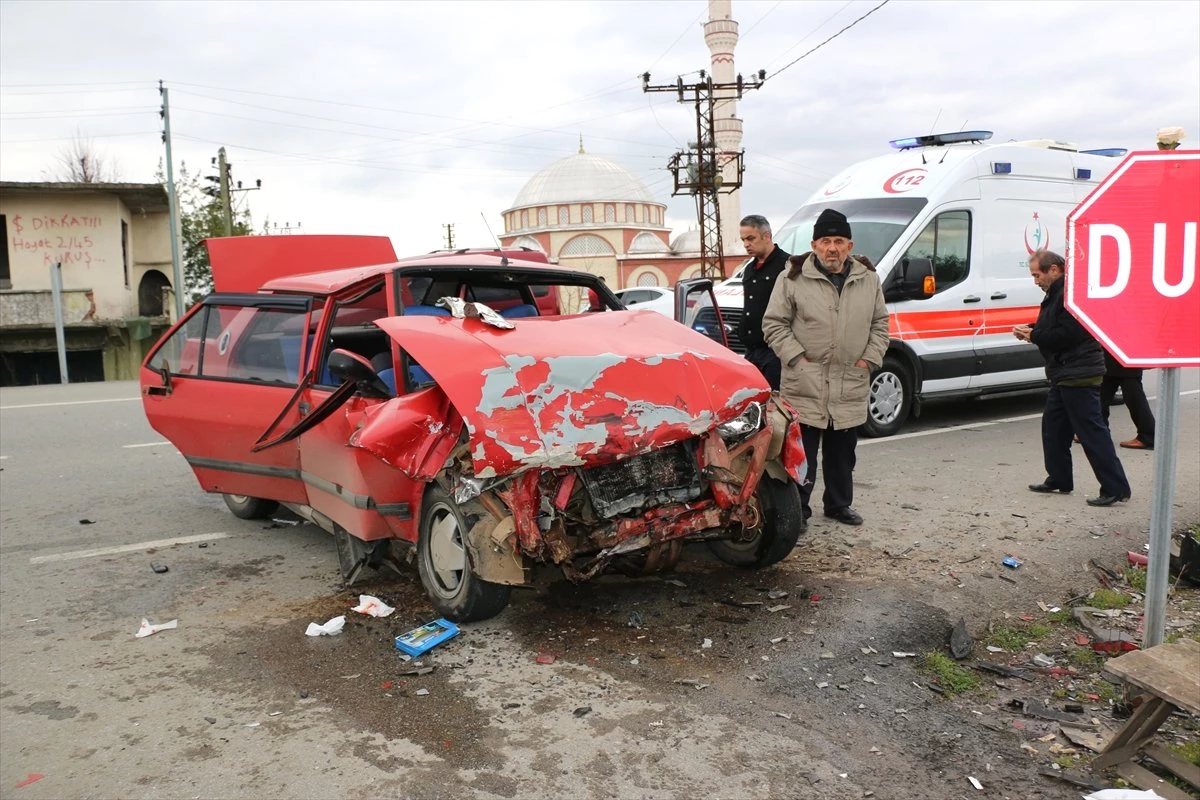 Samsun\'da Otomobil ile Kamyonet Çarpıştı: 7 Yaralı