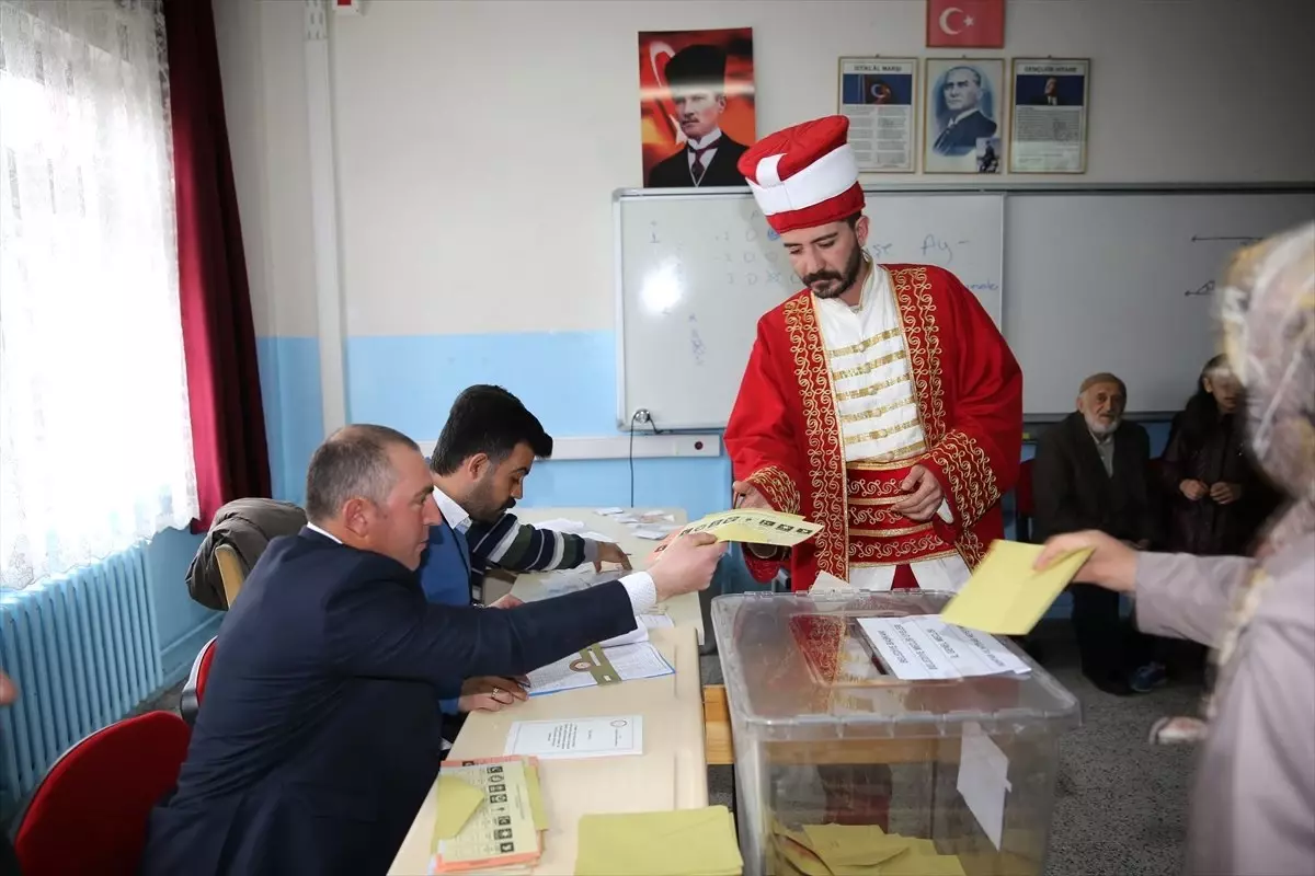 Sandığa Mehter Kıyafetiyle Gitti