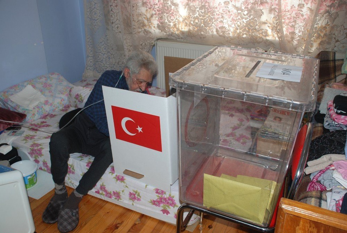 Sandıklar Hasta Seçmenlerin Ayağına Gidiyor