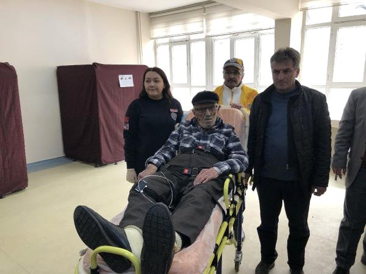 Sedyede Solunum Cihazına Bağlı Oy Kullandı