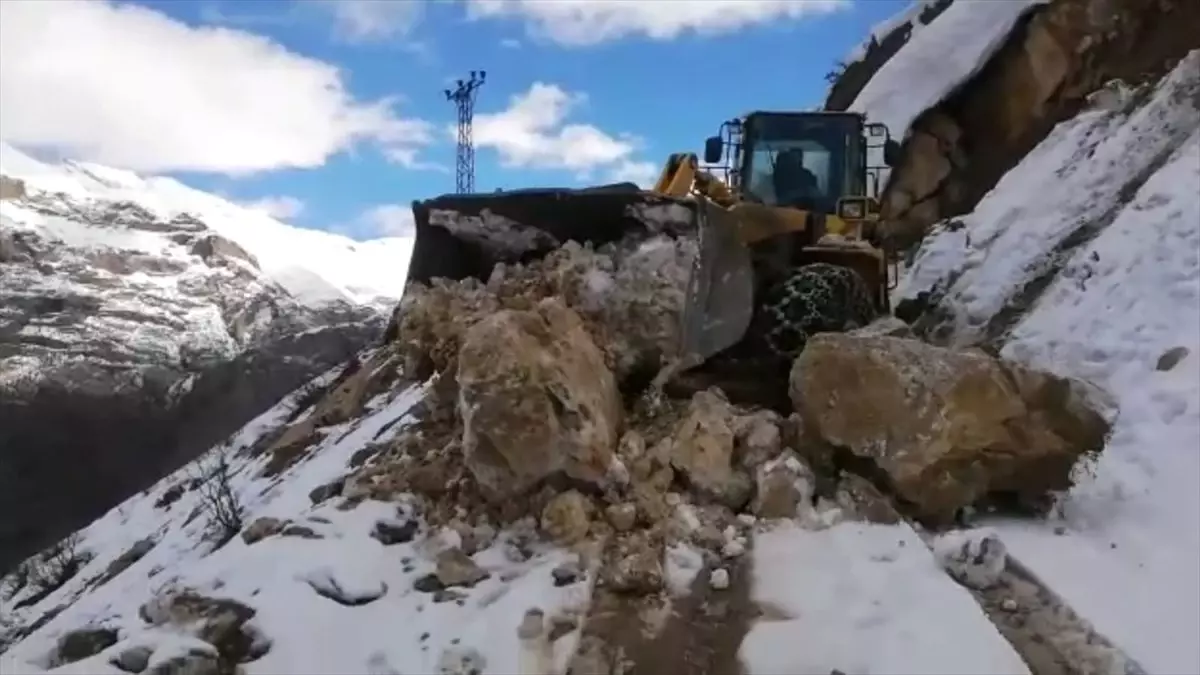 Siirt\'te Heyelan Sonucu Ulaşıma Kapanan 2 Köy Yolu Açıldı