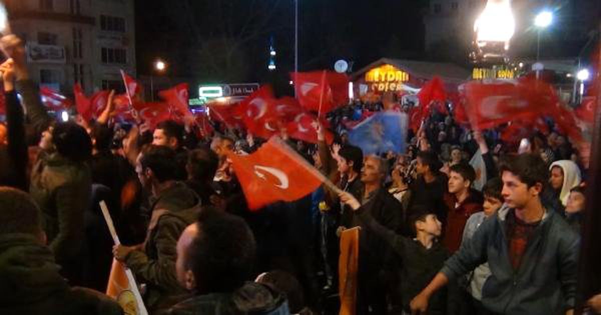 Simav\'da, AK Parti\'li Biçer\'in Seçilmesi 41 Pare Top Atışıyla Kutlandı