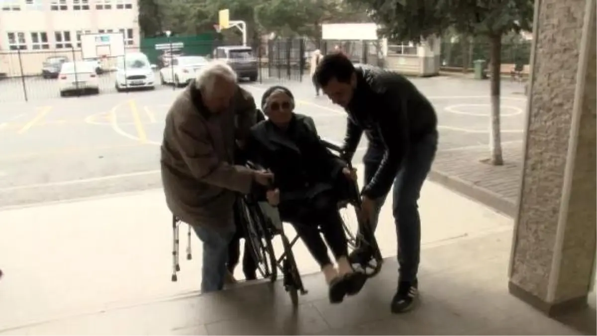 Tekerlekli Sandalye ile Oy Kullanmaya Geldiler