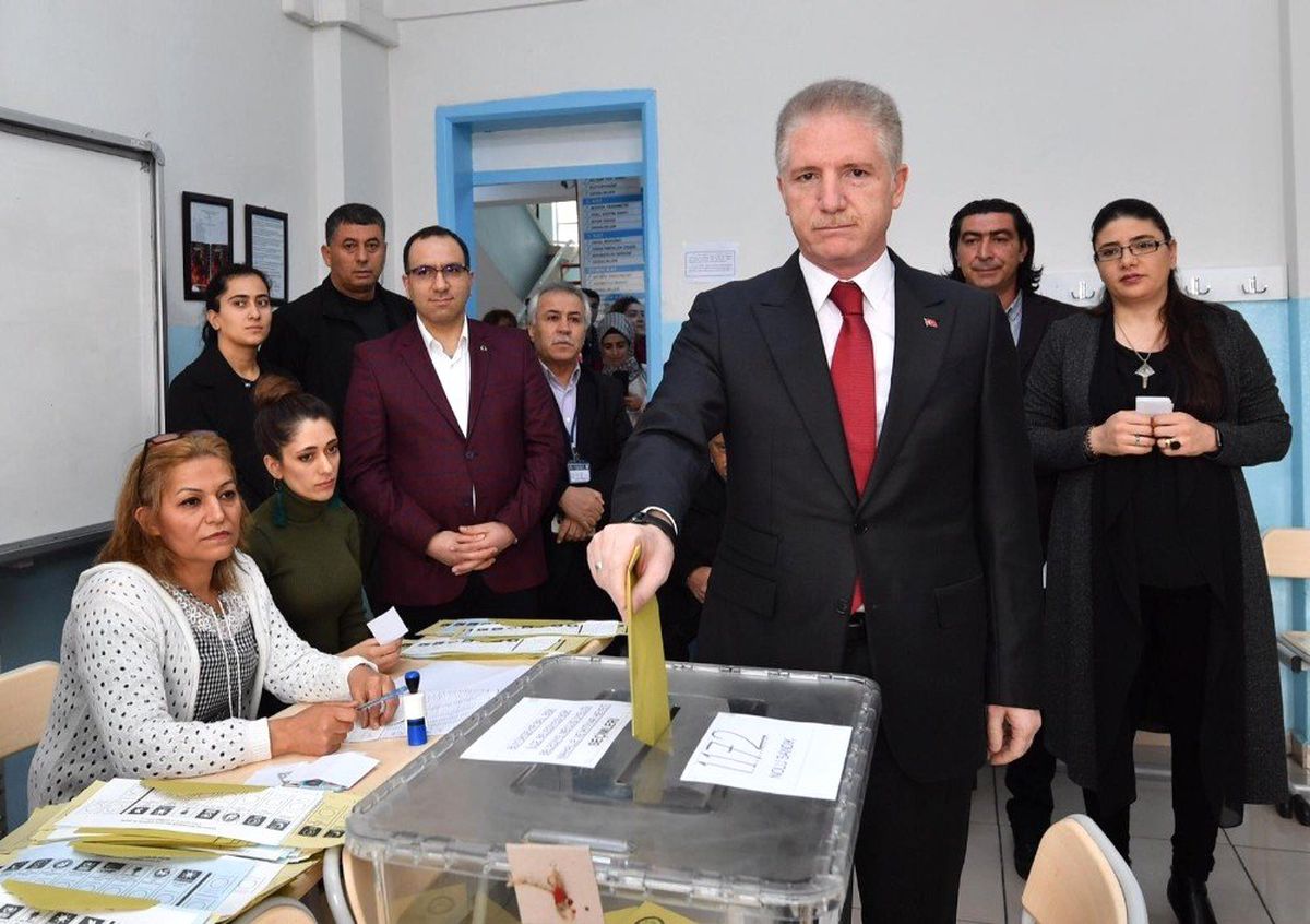 Vali Gül, Eşi Gülden Gül ile Oyunu Kullandı