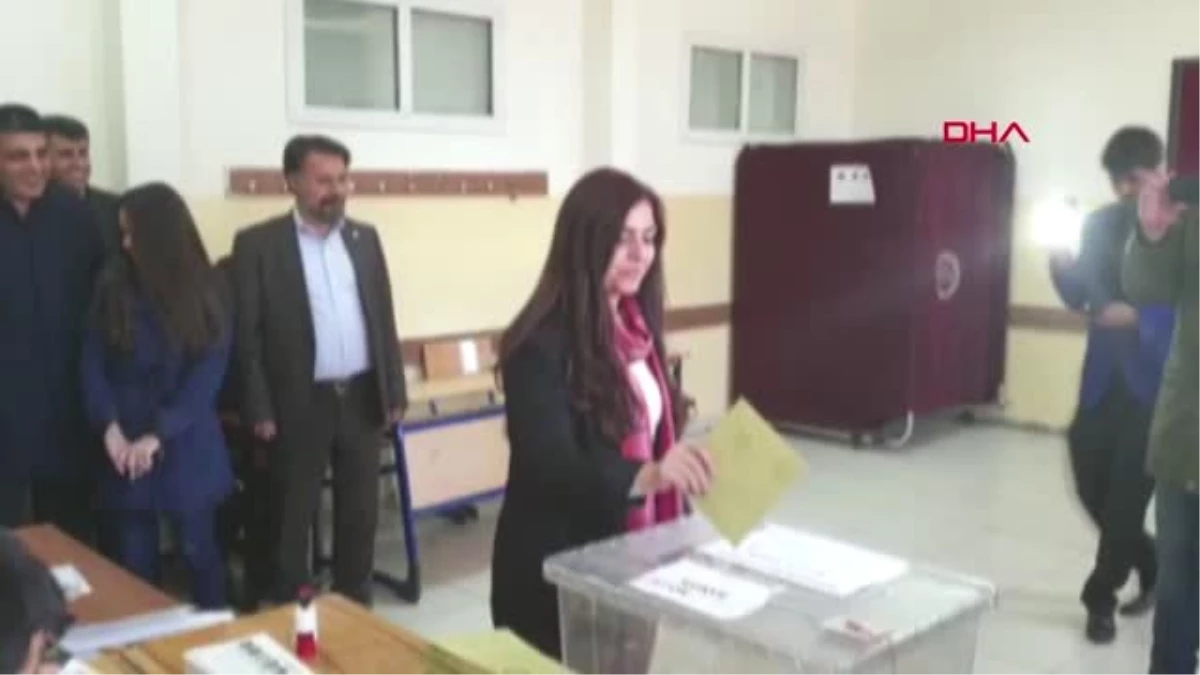 Van AK Parti ve Hdp\'nin Van Büyükşehir Belediye Başkan Adayları Oylarını Kullandı