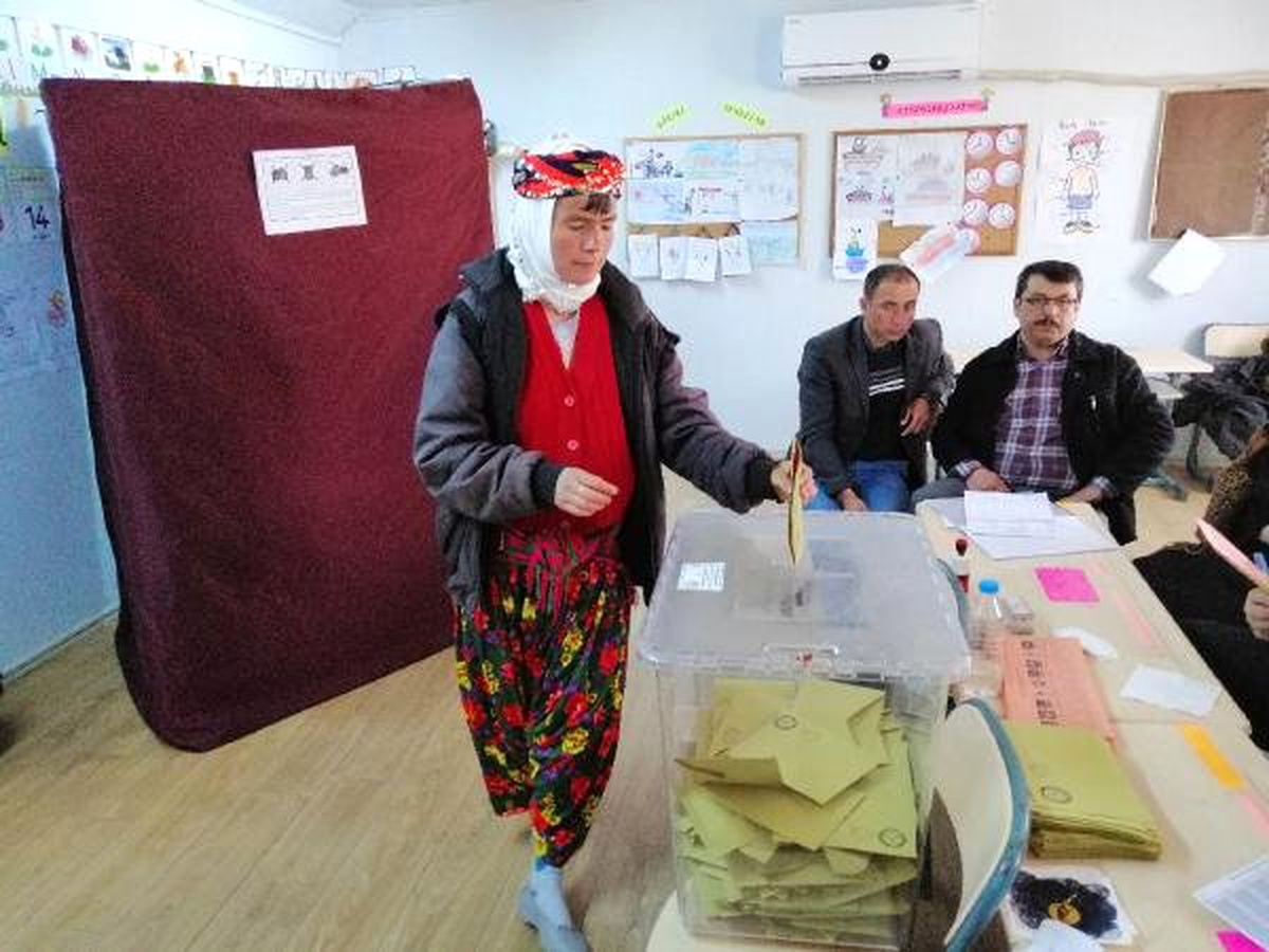 Yörük Kadınları, Rengarenk Kıyafetleriyle Oy Kullandı