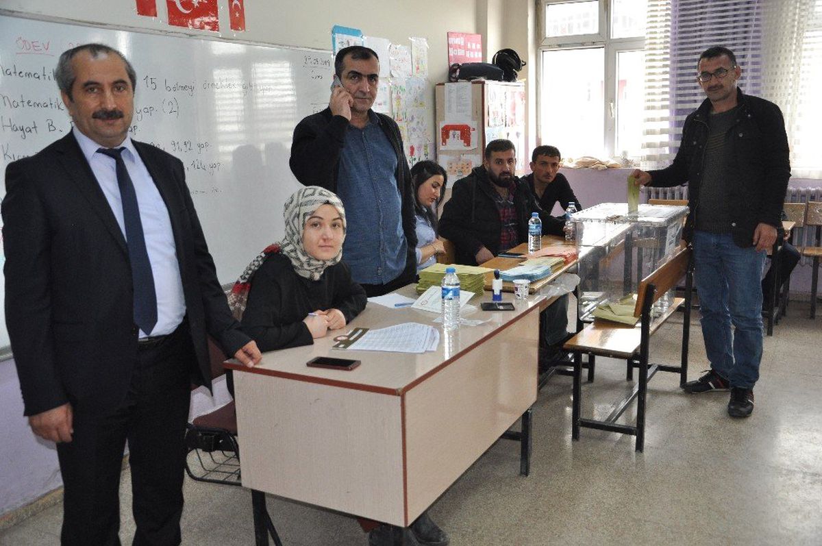 Yüksekova\'da Oy Kullanma İşlemi Başladı