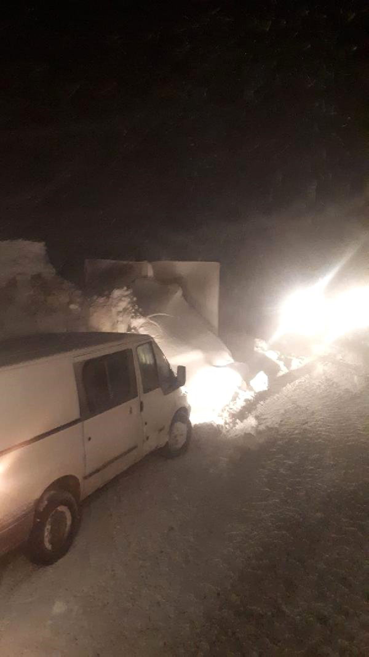 Yüksekova\'da Tipide Mahsur Kalan 15 Kişi Kurtarıldı