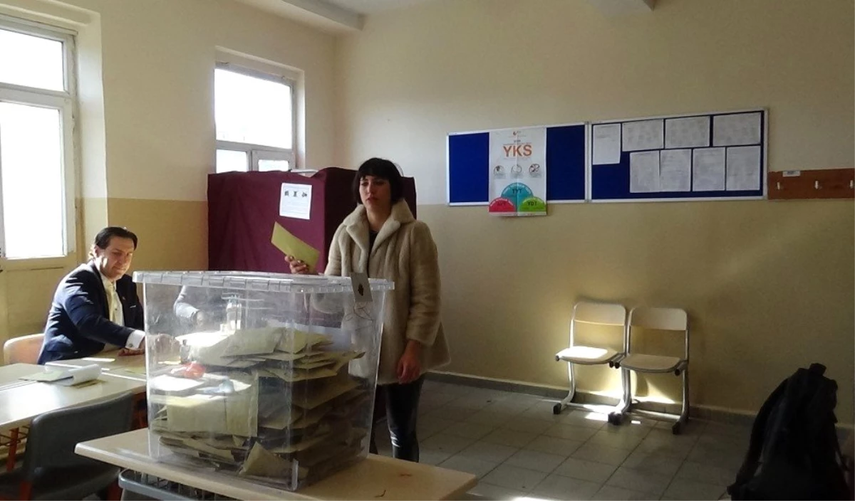 Zehra Çilingiroğlu\'da Annesi Gibi Seçim Mührünü Kabinde Unuttu