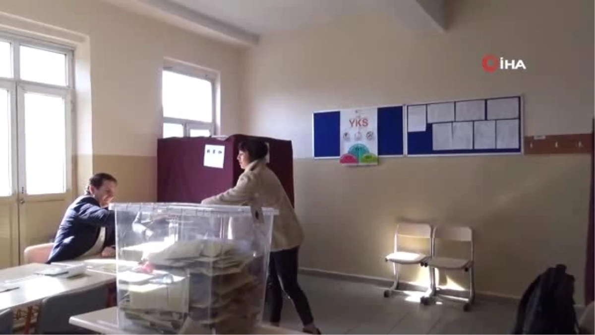 Zehra Çilingiroğlu da Annesi Gibi Seçim Mührünü Kabinde Unuttu