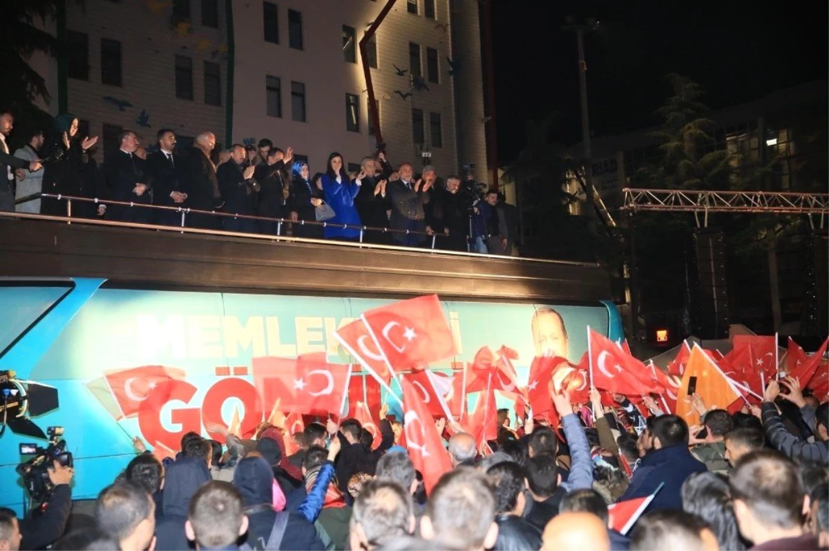 AK Parti\'den Meydanda Kutlama