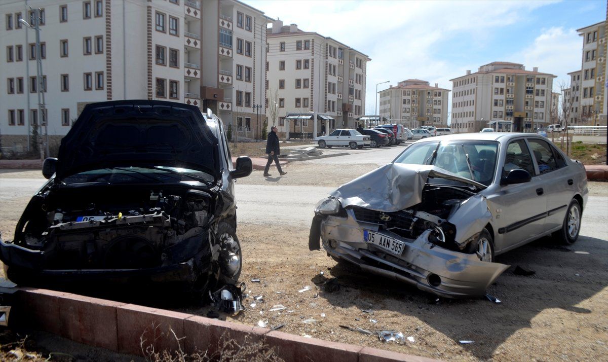 Amasya\'da Otomobil ile Hafif Ticari Araç Çarpıştı: 5 Yaralı