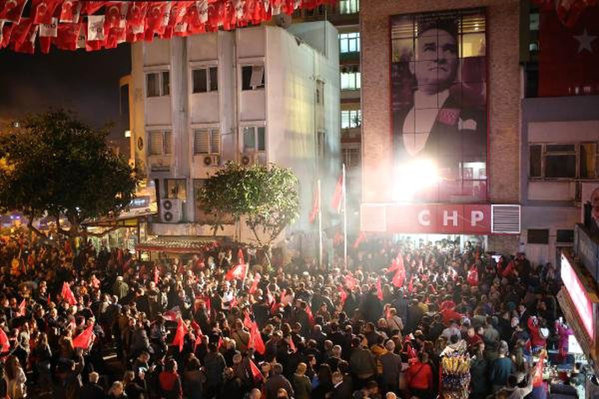 Antalya\'da CHP\'li Muhittin Böcek Kazandı (2)