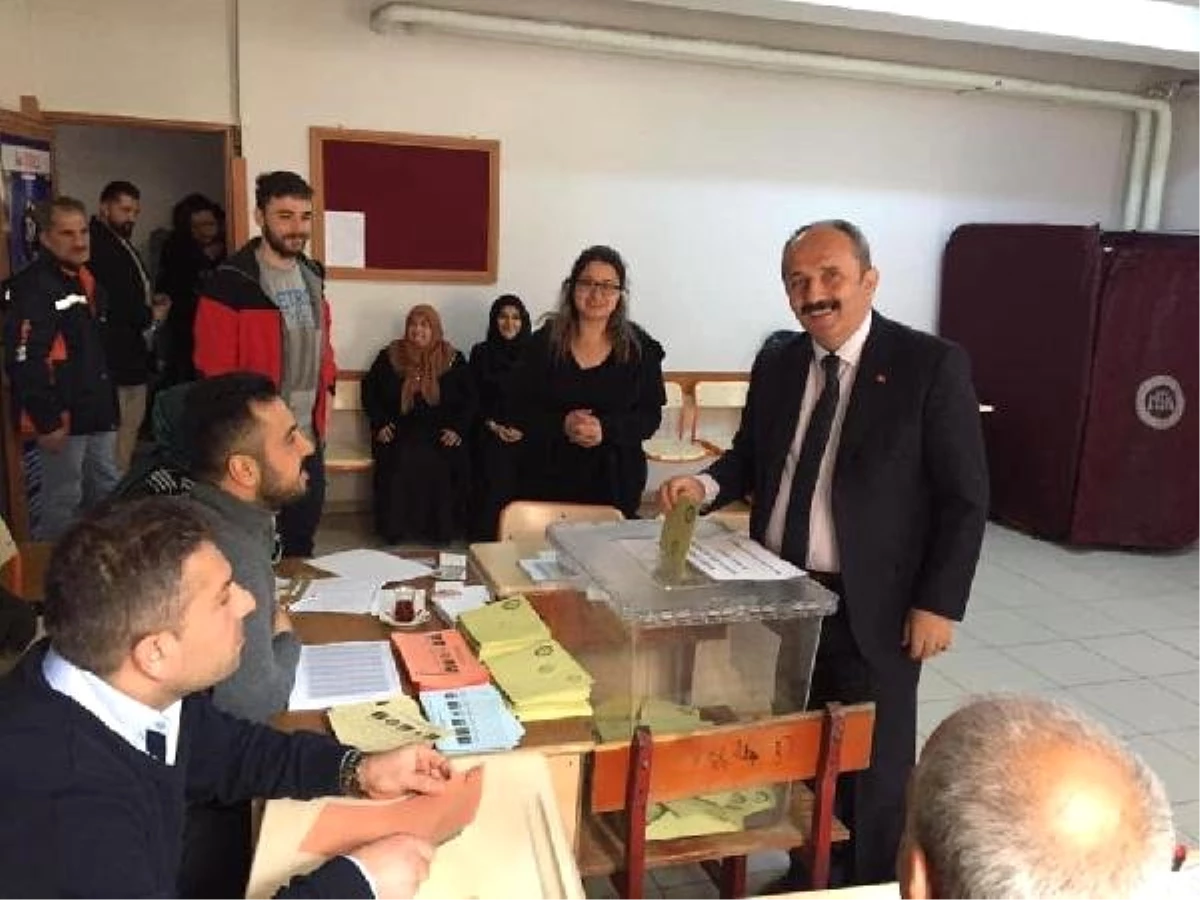 Artvin Yusufeli\'nde, AK Parti\'li Aday 3 Oy Farkla Kazandı
