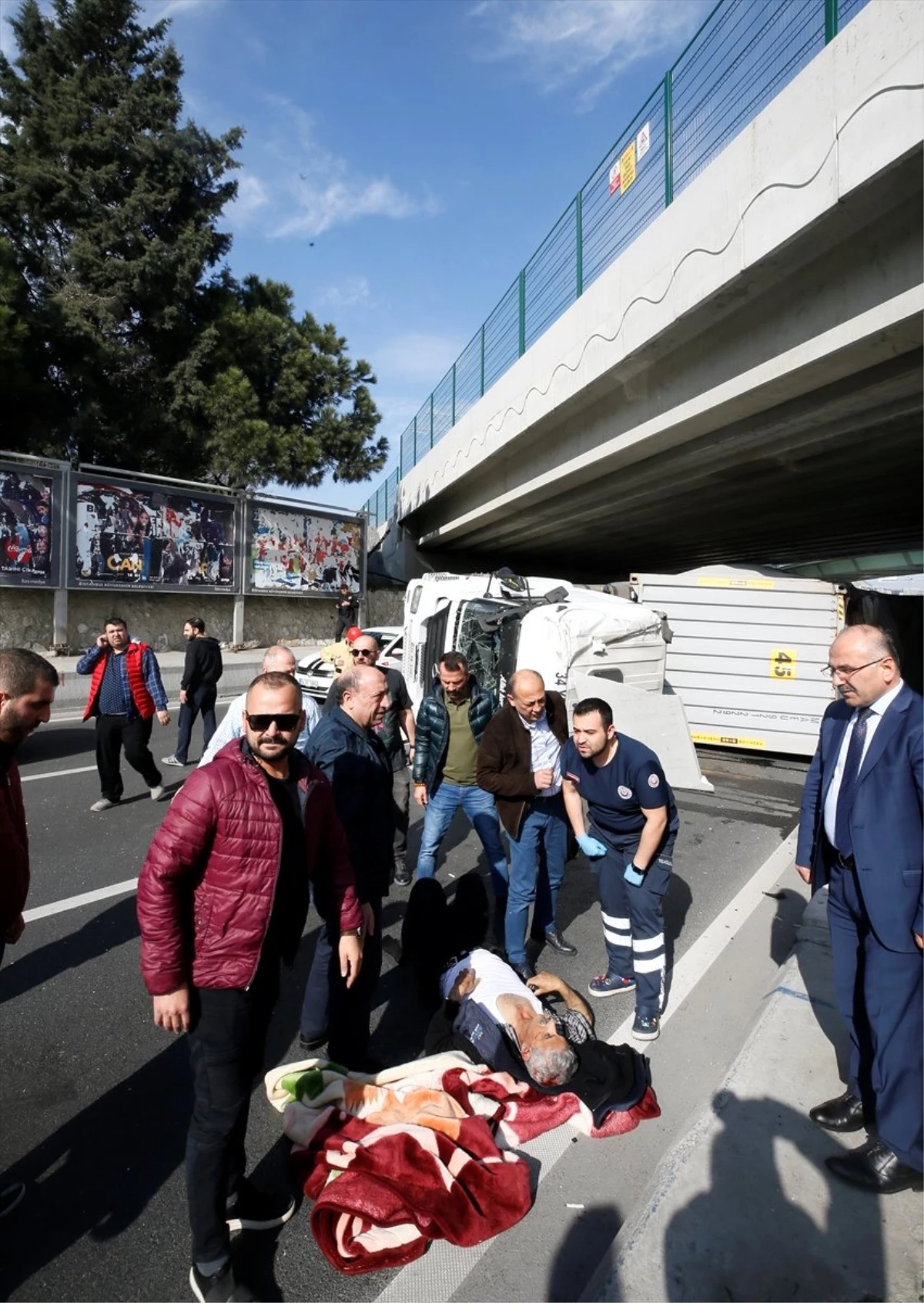 Bakırköy\'de, Köprünün Altına Çarpan Tır Devrildi