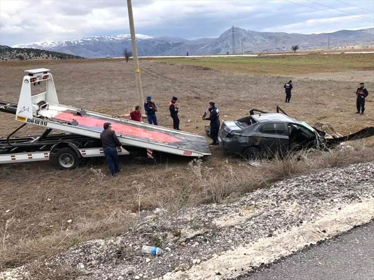 Burdur\'da Otomobil Şarampole Devrildi: 3 Ölü, 2 Yaralı