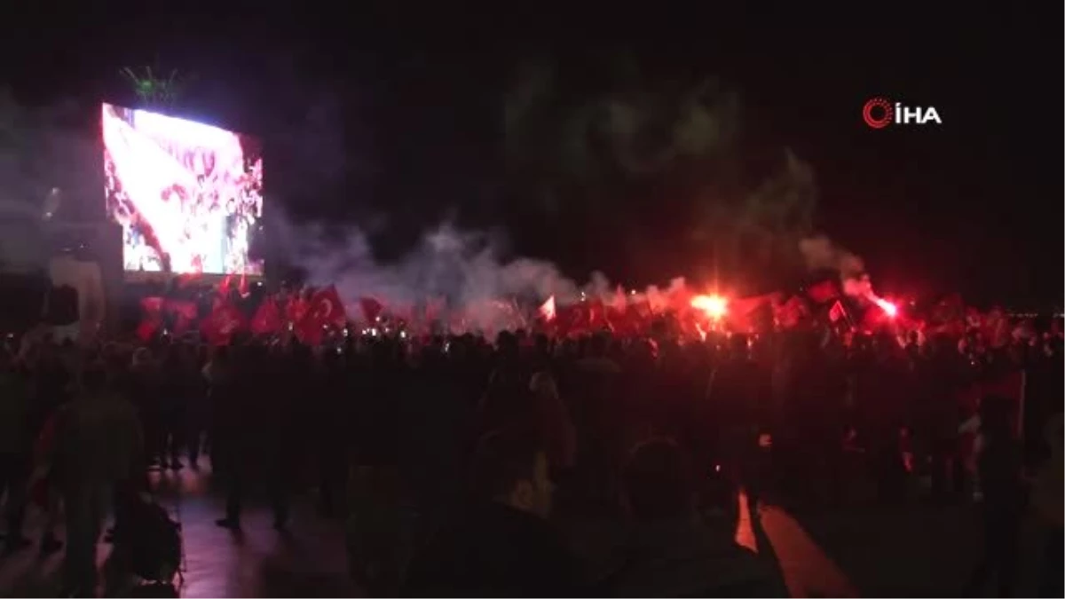 CHP\'liler Cumhuriyet Meydanı\'nda Kutlama Yaptı
